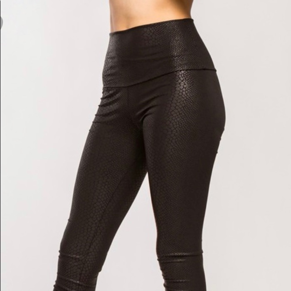 🌺BLACK FAUX LEATHER SNAKSKIN LEGGINGS🌺